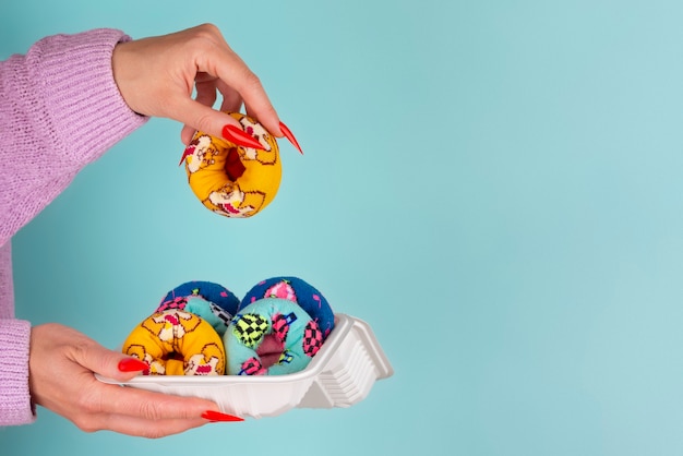 Gratis foto fast fashion concept met materialen en textiel vermomd als donuts