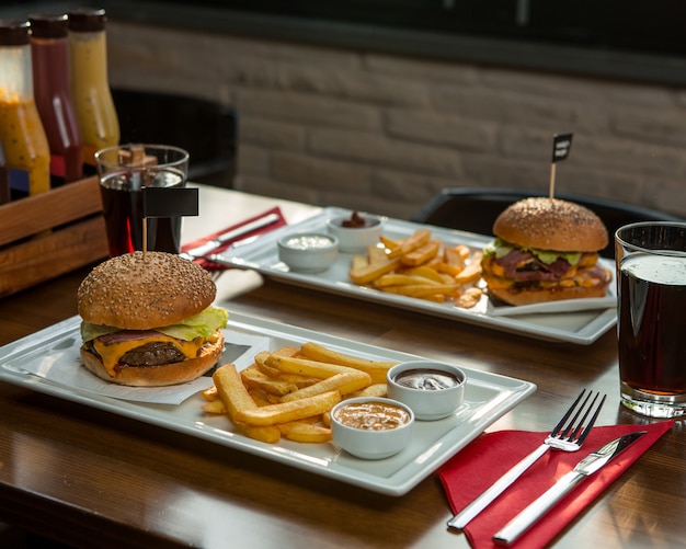 Fast-food menu voor twee personen in witte plaat.