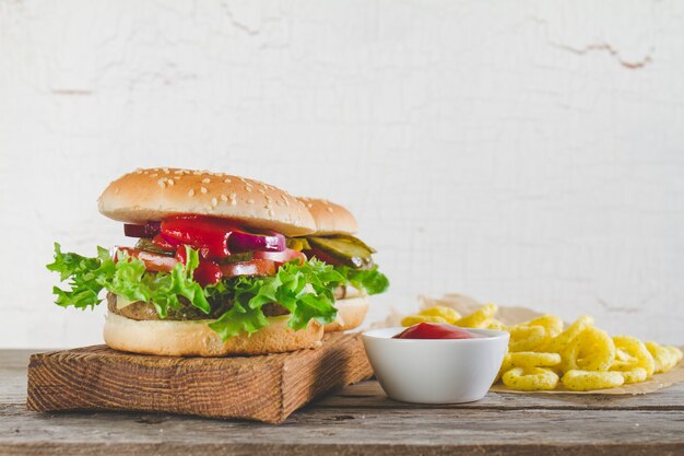 Fastfood menu met tomaten saus