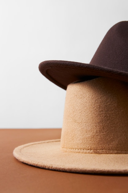 Fedora hoeden arrangement in studio