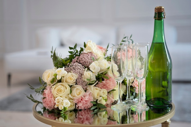Feestarrangement met bloemen en fles