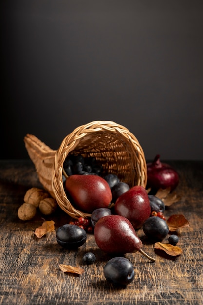 Feestelijk hoorn des overvloeds arrangement met heerlijk fruit