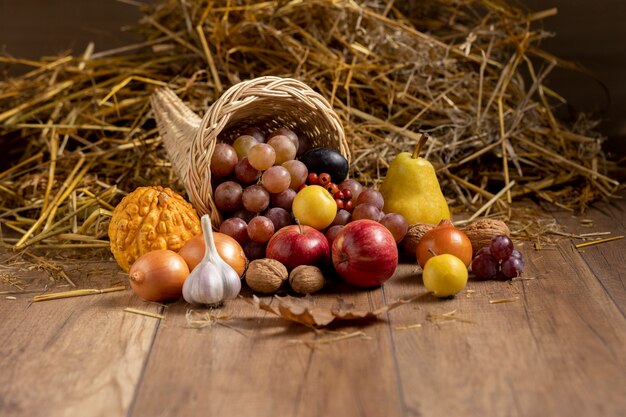 Feestelijk hoorn des overvloeds arrangement met heerlijk fruit