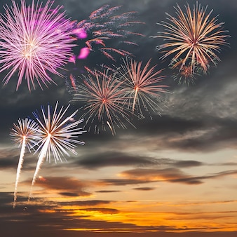Feestelijk vuurwerk aan de avondhemel, voor feestelijk design