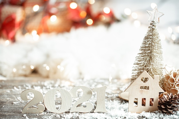Feestelijke abstracte kerstmuur met houten nummer 2021 close-up en decor details.