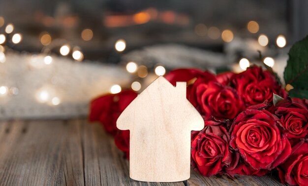 Feestelijke achtergrond voor Valentijnsdag met een boeket rode rozen kopie ruimte