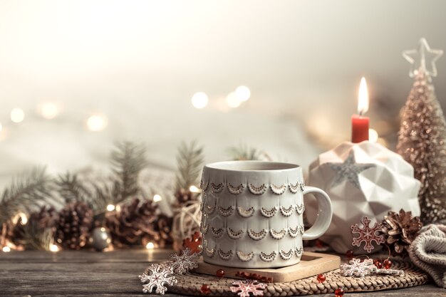 Feestelijke beker op houten lichten.