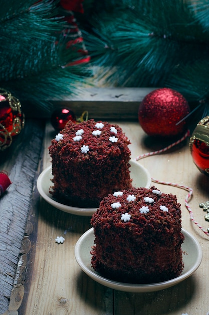 Feestelijke cake van het dessert roodbruine fluweel met witte suikergoedsneeuwvlokken