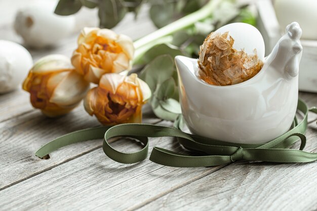 Feestelijke compositie voor de paasvakantie met decoratieve eieren en verse bloemen.