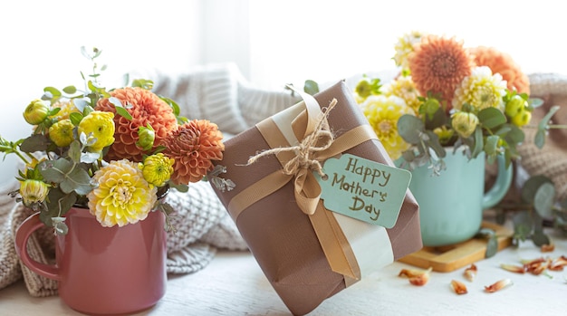 Feestelijke compositie voor moederdag met geschenkdoos en bloemen