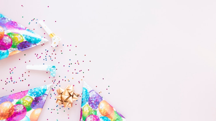Gratis Foto feestelijke decoratie met verjaardagsitems en kopie ruimte