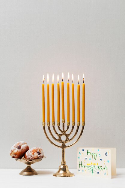 Feestelijke Hanukkah kaarsenhouder met snoepjes