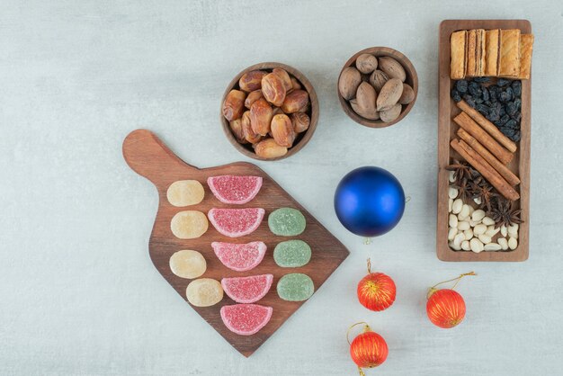 Feestelijke kerstballen met marmelade en gedroogde vruchten op witte achtergrond. Hoge kwaliteit foto