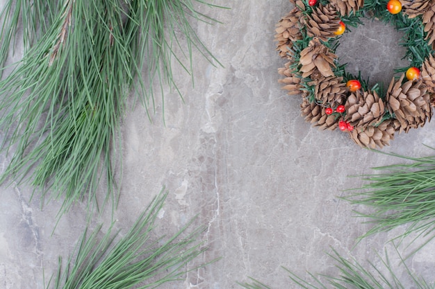 Feestelijke kerstkrans met brunch van boom.