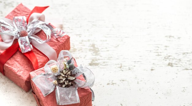 Feestelijke mooie geschenkdozen met een strik op een lichte houten achtergrond.