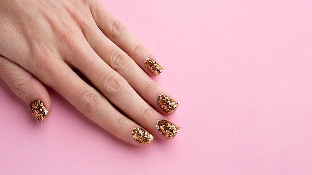 Feestelijke mooie glitternagels met kopieerruimte