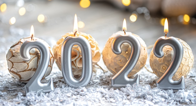 Feestelijke nieuwjaarsachtergrond met kaarsen in de vorm van cijfers