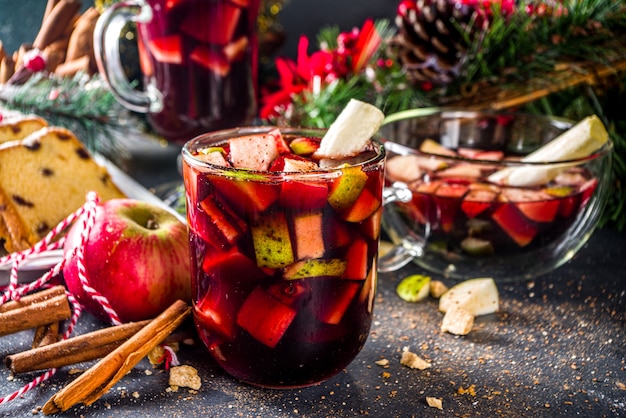 Feestelijke winterfruitpunch of sangriadrank. kerst glühwein. ponche de frutas navideño-cocktail, mexicaanse kerstdrank met suikerriet en fruit, warme zoete likeurwijndrank