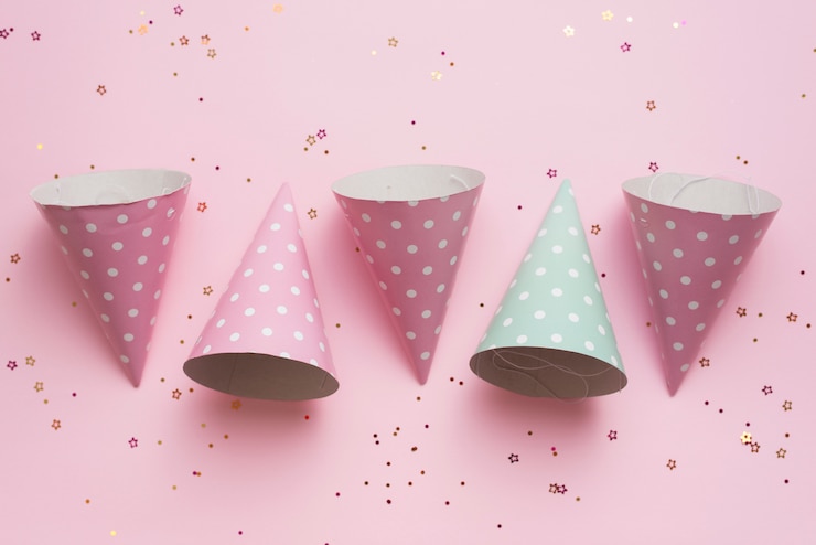 Gratis Foto feestmutsen met bovenaanzicht in pastelkleuren