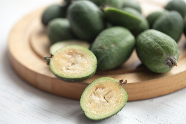 Feijoa groen fruit gewas uit tropische regio's. biologische gezonde voeding