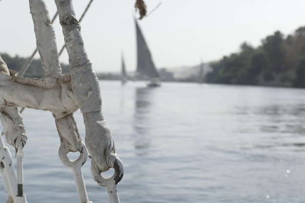 Felucca zeilen op de rivier de Nijl