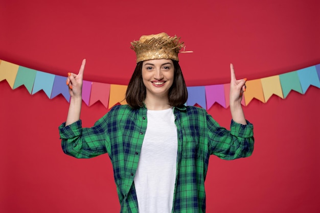 Festa junina schattig jong meisje in groen shirt viert Braziliaans festival opgewonden