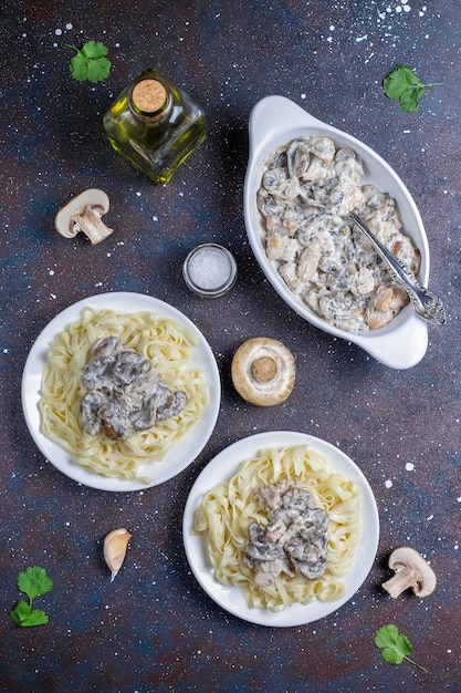 Fettucine pasta met kip en champignons, bovenaanzicht