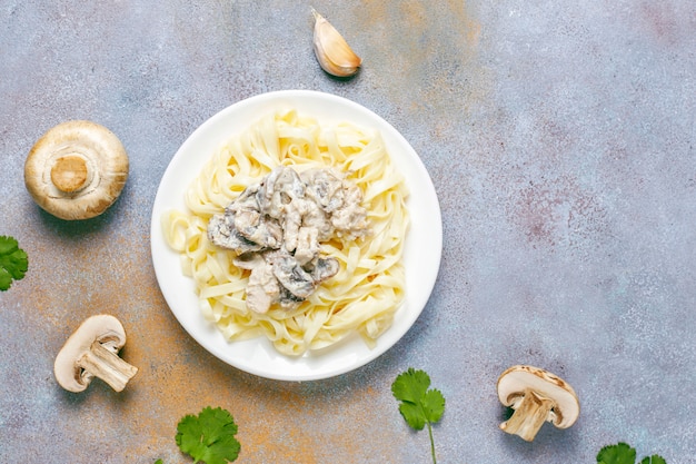 Gratis foto fettucine pasta met kip en champignons