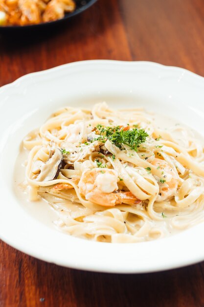 fettucine witte roomsaus met garnalen en champignons