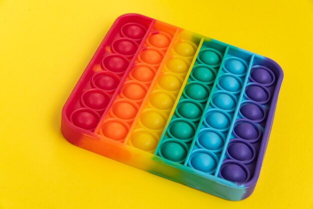 Fidget pop it speelgoed regenboogkleur - antistress, leuk en leerzaam