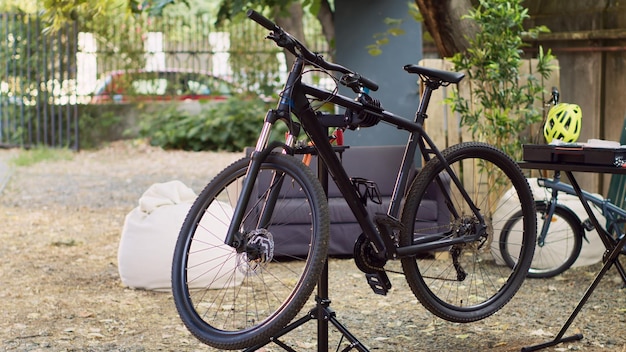 Fiets klaar voor onderzoek in de tuin