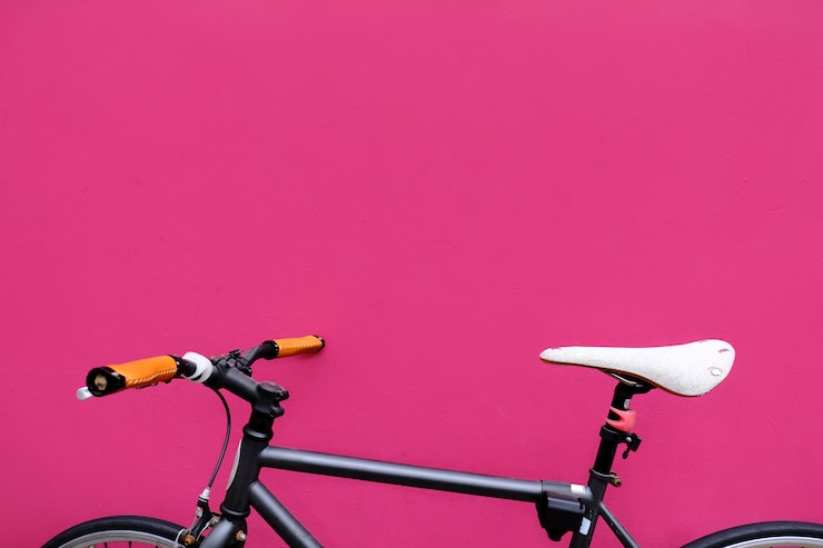 Gratis Foto fiets tegen een fuchsia-muur