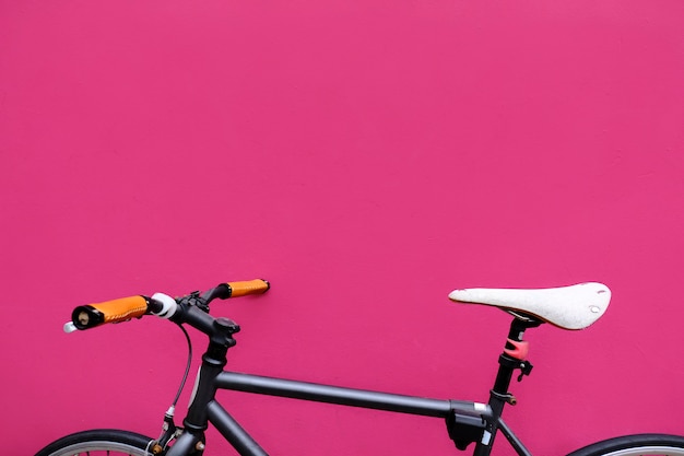 Fiets tegen een fuchsia-muur