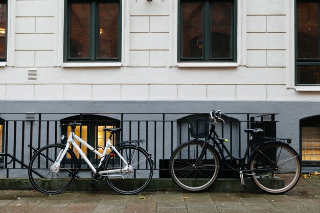 Fietsen op stoep tegen het bouwen