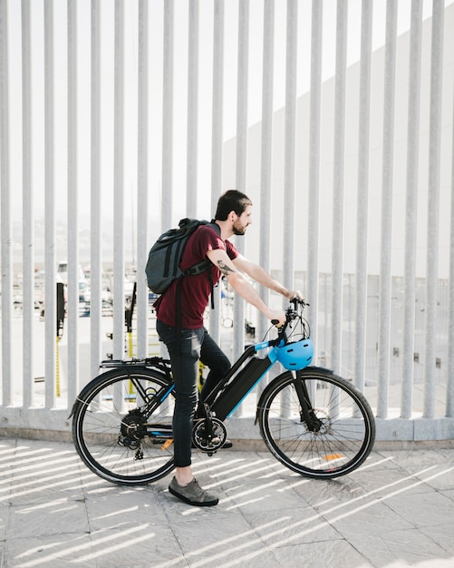 Fietser die een onderbreking op een e-fiets neemt