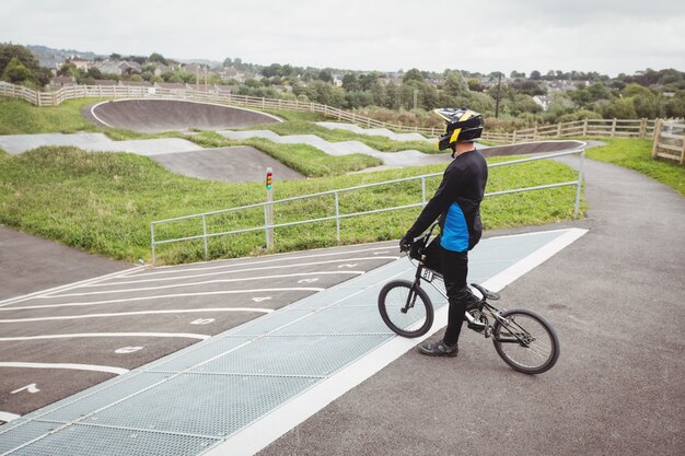 Fietser die zich met BMX-fiets bij starthelling bevindt