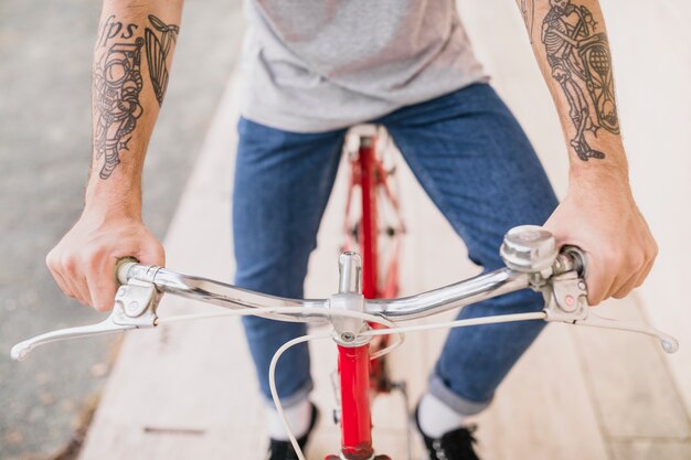 Fietser die zijn rode fiets berijdt