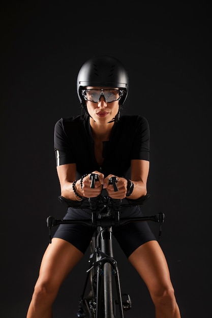 Gratis foto fietser poseren met fiets en helm