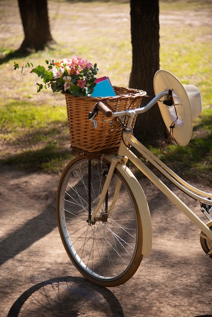 Fietsmand met bloemen en hoed