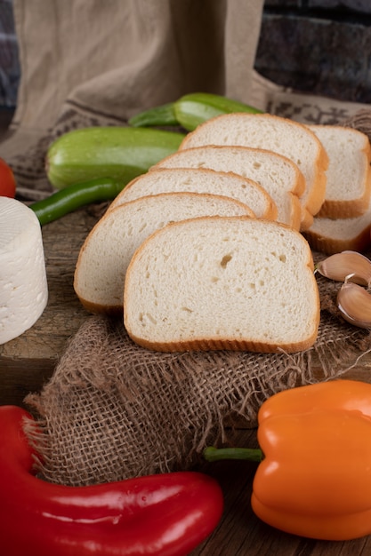 Gratis foto fijn gesneden tarwebrood met gekleurde paprika's