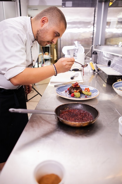 Fijn keukenontwerp gemaakt door chef-kok in zijn restaurantkeuken