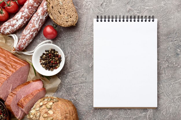 Filet vlees en salami met notebook