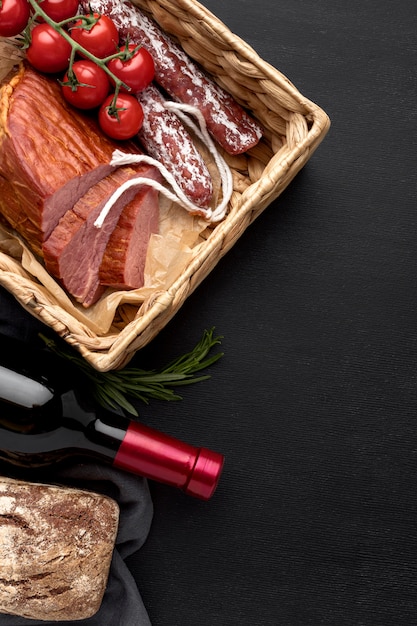 Filet vlees en salami op een houten bord en tomaten
