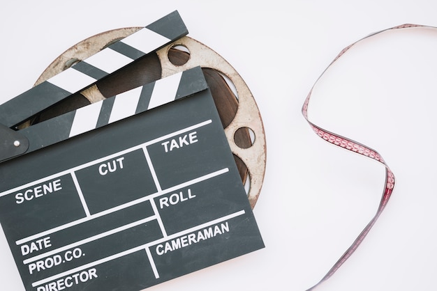 Gratis foto filmklapperboard met een filmrol