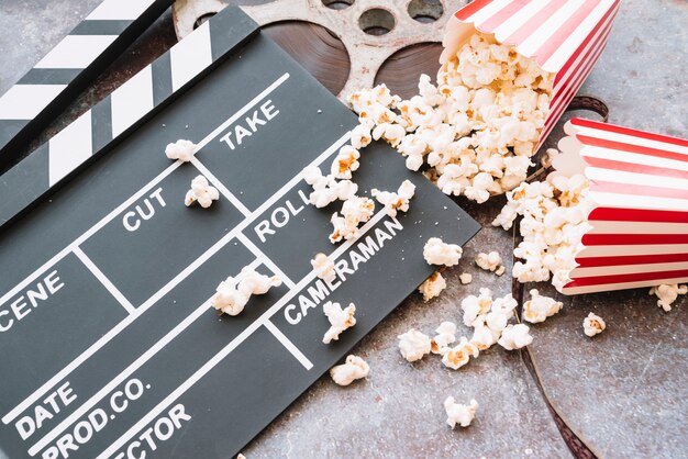 Filmklapperboard met popcorndoos
