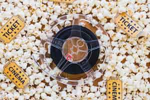 Gratis foto filmtape en popcorn in arrangement