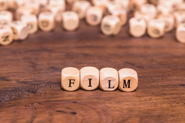 Filmwoord geschreven op houten kubussen