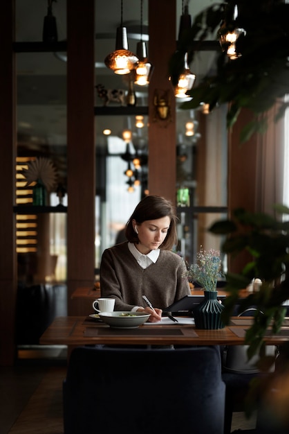 Financieel onafhankelijke vrouw aan het werk