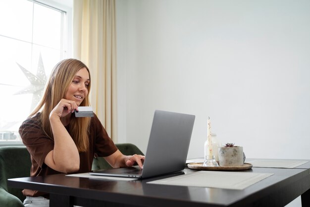 Financieel onafhankelijke vrouw die nieuw huis koopt