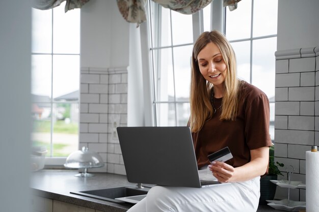 Gratis foto financieel onafhankelijke vrouw die nieuw huis koopt